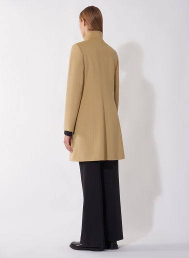 Cappotto cammello chiaro con rever rovesciato realizzato in pura lana