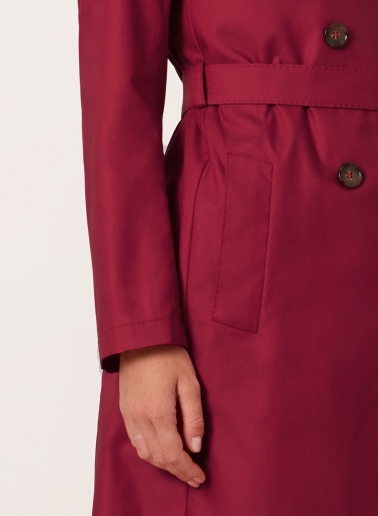 Double-breasted red trench coat in technical fabric with tailored stitches