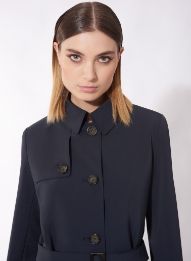 Trench monopetto blu in tessuto tecnico con impunture sartoriali