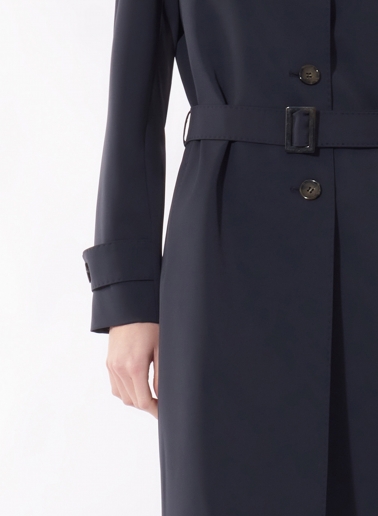 Trench monopetto blu in tessuto tecnico con impunture sartoriali