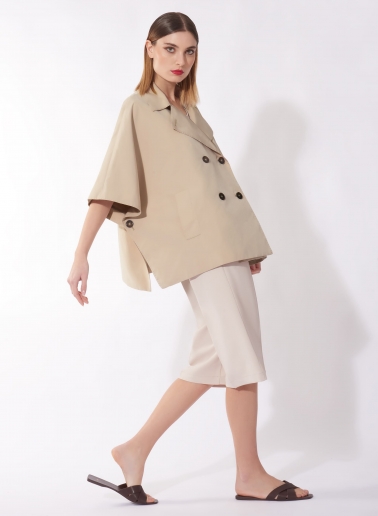 Mantella doppio petto beige in tessuto tecnico antigoccia