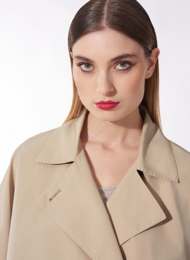 Mantella doppio petto beige in tessuto tecnico antigoccia