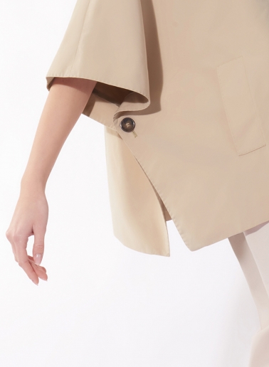 Mantella doppio petto beige in tessuto tecnico antigoccia