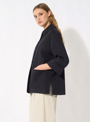 Giacca blu scuro in cotone con collo a camicia e tasche applicate
