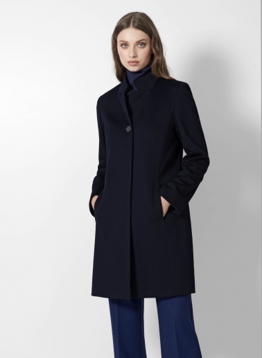 Cappotto blu scuro con rever rovesciato realizzato in pura lana