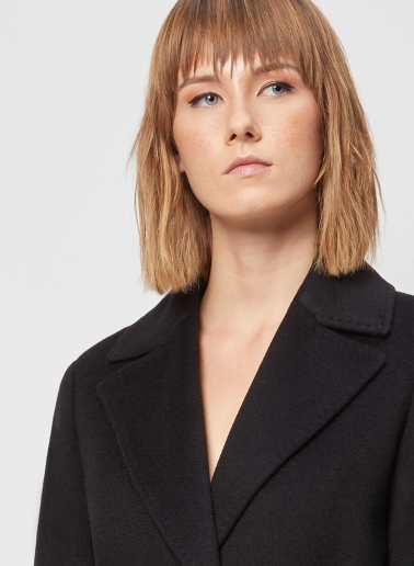Cappotto nero con cintura in pura lana linea aderente