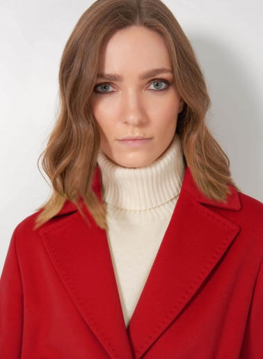 Cappotto rosso con cintura in pura lana linea aderente