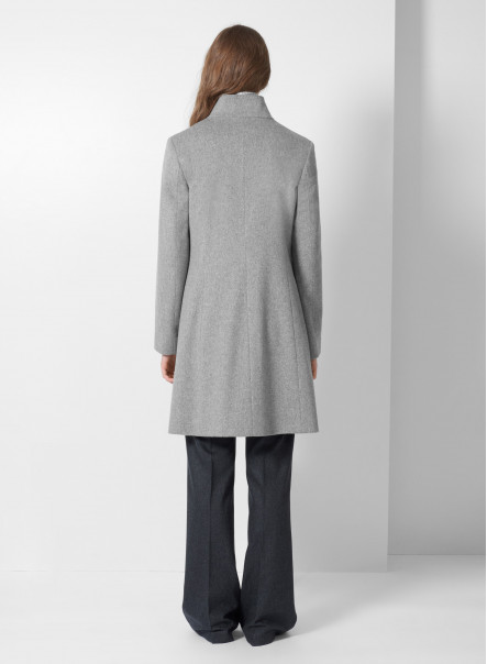 Cappotto grigio chiaro con collo a revers rovesciato in lana
