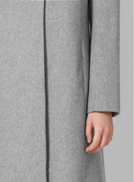 Cappotto grigio chiaro con collo a revers rovesciato in lana