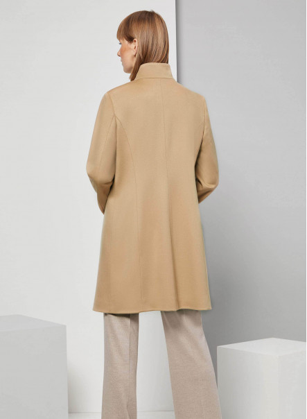 Cappotto cammello chiaro con collo a revers rovesciato in lana