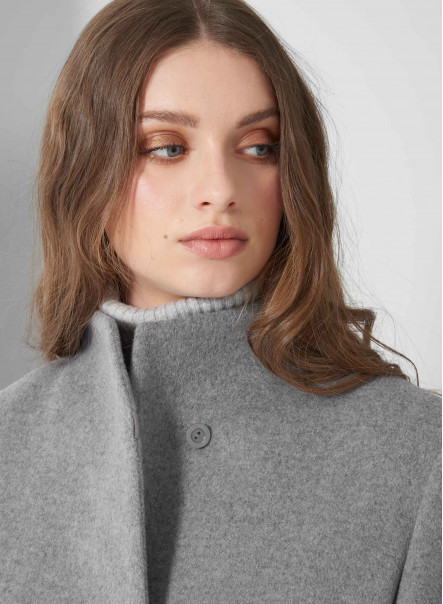 Cappotto grigio chiaro in lana e cashmere con collo alto