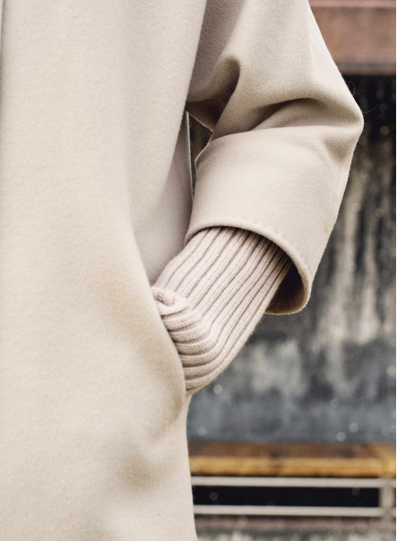 Cappotto corto bianco in lana con dettagli in maglia