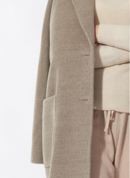 Cappotto lungo cacha in lana con tasche applicate