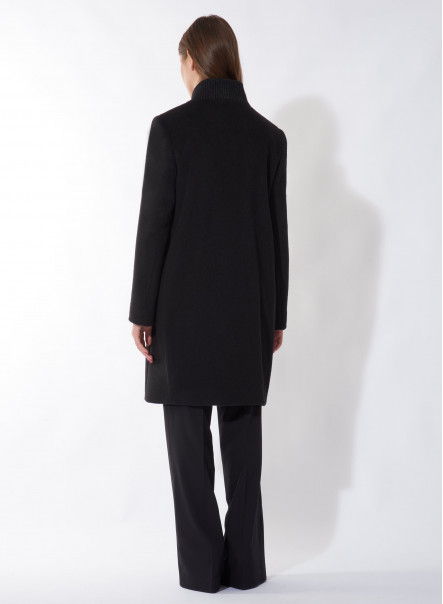 Cappotto nero in lana con collo e dettagli in maglia