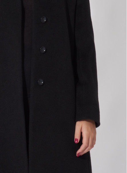 Cappotto nero in lana con collo e dettagli in maglia