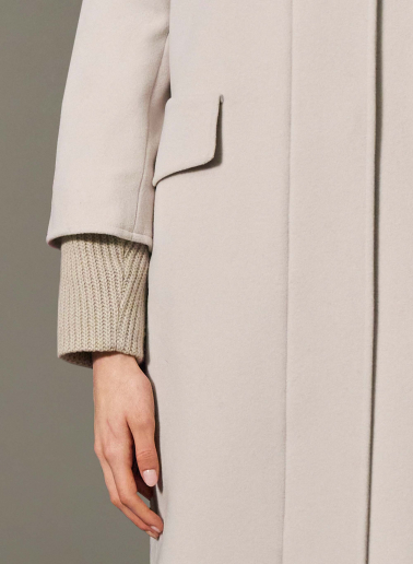 Cappotto grigio perla in lana e cashmere con inserti in maglia