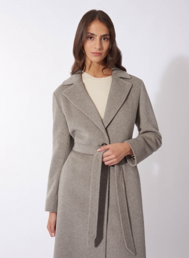 Бежевое пальто с облегающим шерстяным поясом