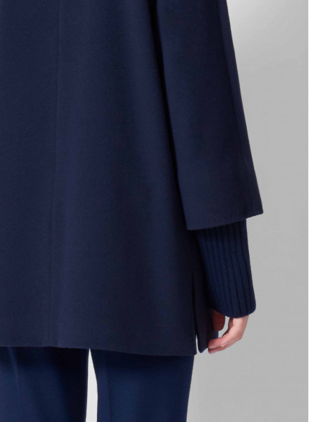 Короткое синее пальто из шерсти с вязаными деталями