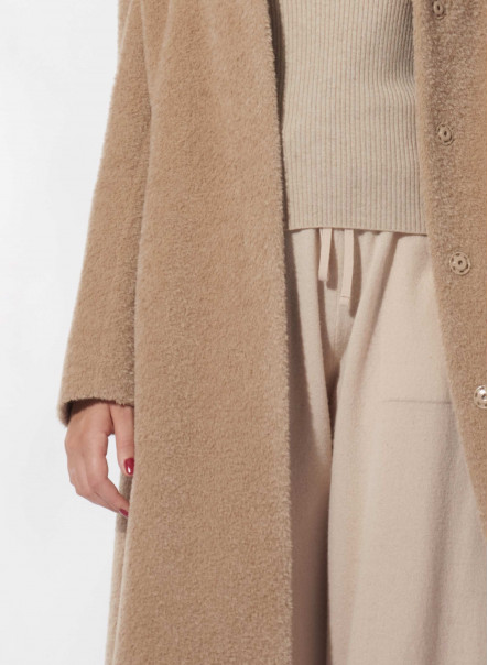 Длинное пальто цвета светлый кэмел из шерсти и альпаки с перевёрнутыми лацканами
