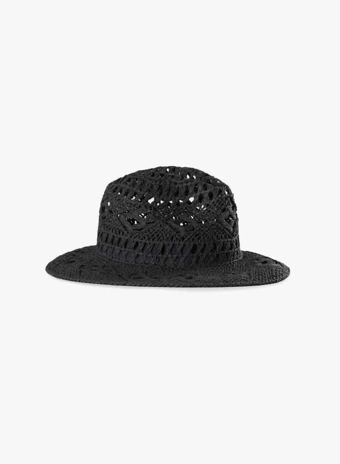 Классическая черная шляпа с перфорацией.