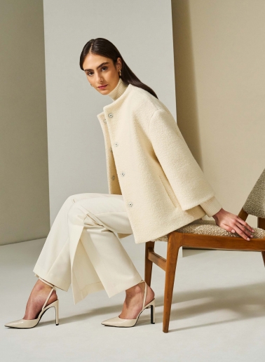 Short white wool coat with 3/4 sleeves