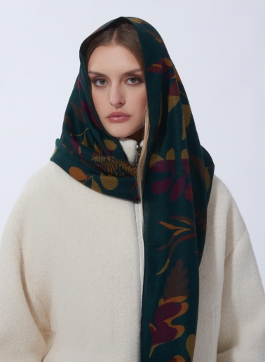 Green wool scarf with stylized leaves