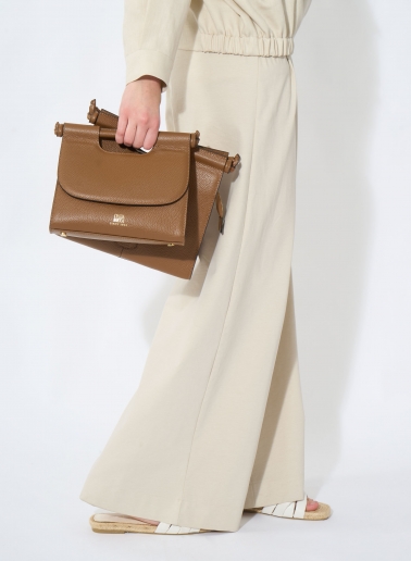 Tobacco colour leather shoulder bag with integrated handle and strap