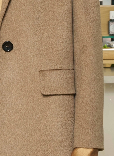 Maxi camel coat in pure cashmere with masculine cut
