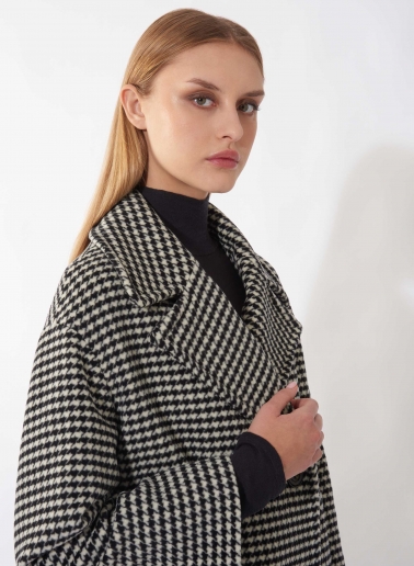Short oversized black houndstooth coat in pure wool with maxi notch collar