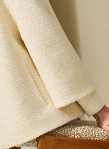 Short white wool coat with 3/4 sleeves